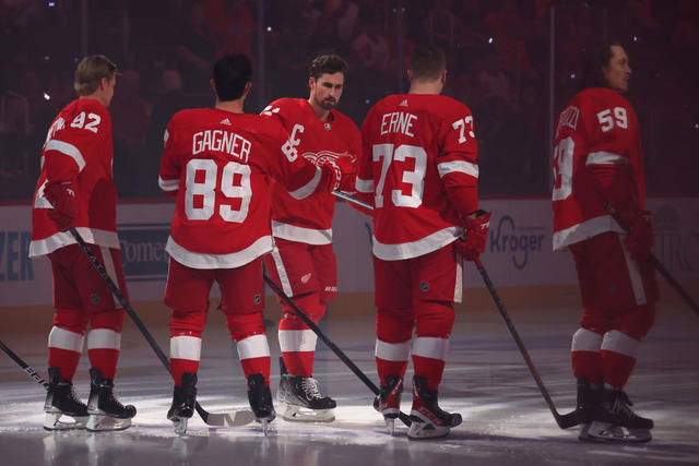 Red Wings squander 3-goal leads, lose to Lightning, 7-6, in OT