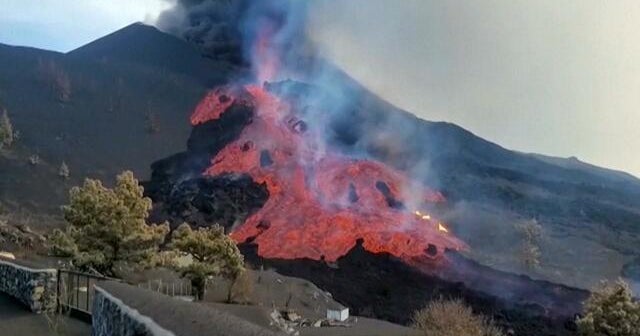 Lava continues to pour from volcano on Spanish Island - CBS News