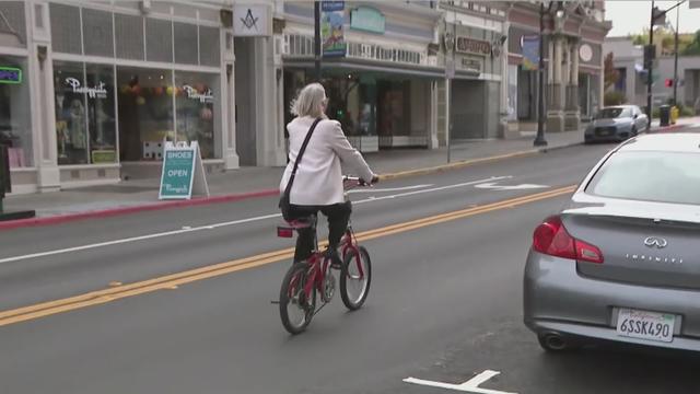 downtown_petaluma_cyclist_102621.jpg 