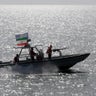 iran-guards-fast-boat-us-navy.jpg 