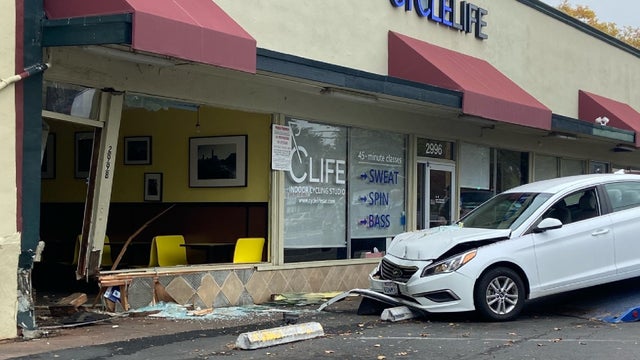 car-into-pizza-shop.jpg 