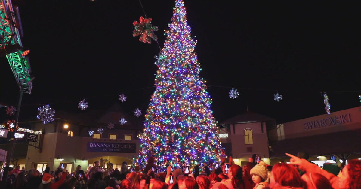 Christmas Tree Lighting Kicks Off Holiday Season At The Outlets At