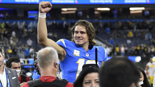 Justin Herbert, Chargers hold off Steelers rally