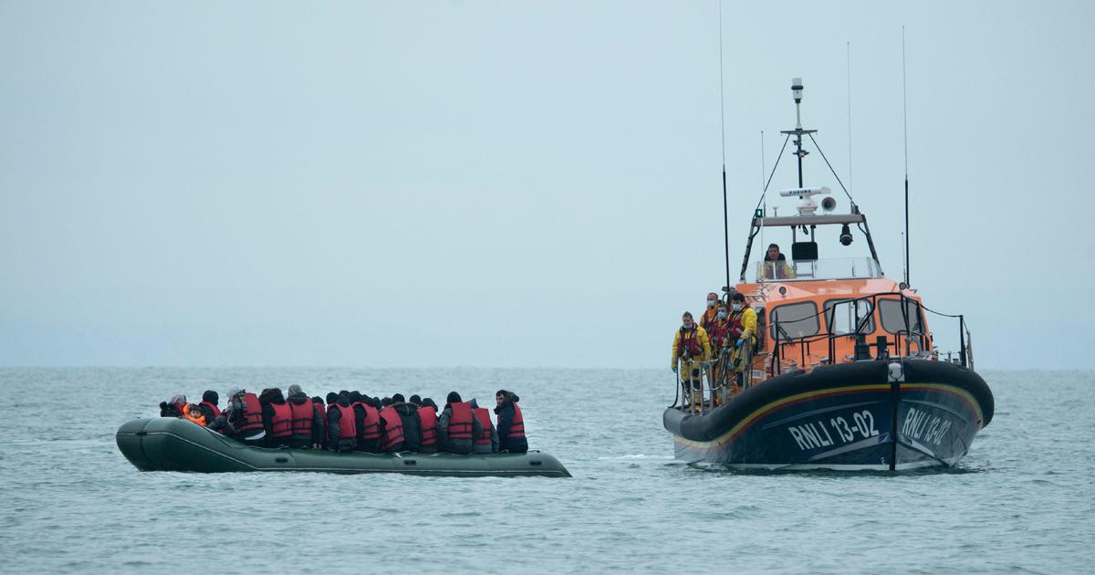 Мъж, който твърди, че е казал на мигранти в натоварена лодка, че ще ги закара в Обединеното кралство „или ще ви убие всички“, осъден за непредумишлено убийство