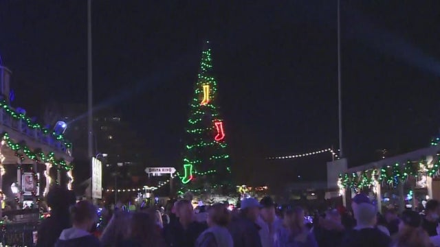 old-sac-xmas-tree.jpg 