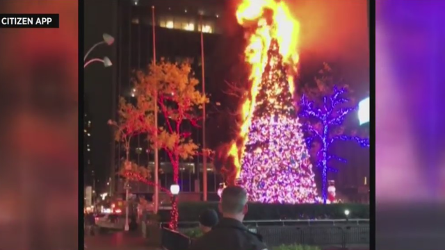 fox-news-christmas-tree-fire.png 