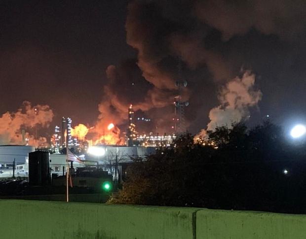 exxonmobil-balytown-texas-refinery-fire-smoke-explosion-122321.jpg 