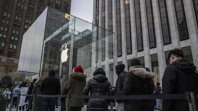 Apple not allowing shoppers in NYC retail store amid new COVID surge