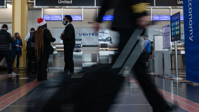 Christmas Travel Chaos Deepens As Airlines Scrap 800 U.S. Trips 