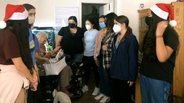 cbsn-fusion-arizona-students-do-good-deeds-for-hospice-patients-thumbnail-864051-640x360.jpg 