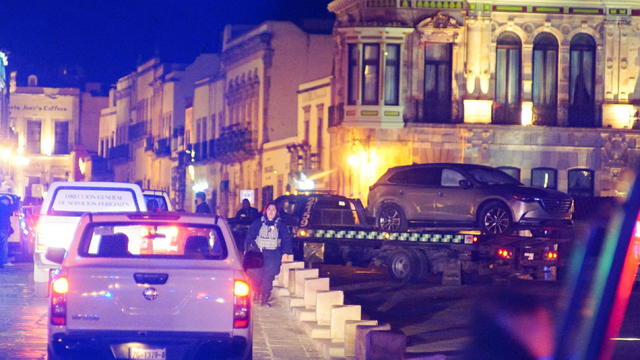 Unknown assailants leave a vehicle with bodies in front of the Government Palace in Zacatecas 