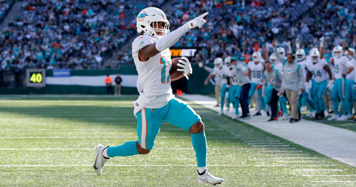 Dolphins' Waddle breaks NFL rookie record; 2022 first-round draft pick,  schedule set