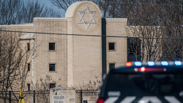 SWAT team members deploy near the Congregation Beth Israel synagogue in Colleyville, Texas 