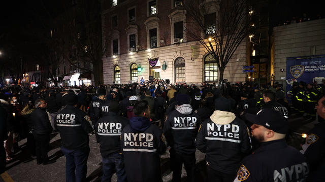 NYPD holds vigil over officers shot in Harlem 