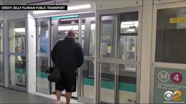 Subway platform screen doors 