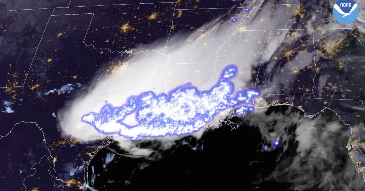 Lightning bolt stretching 477 miles over 3 . states sets world record:  