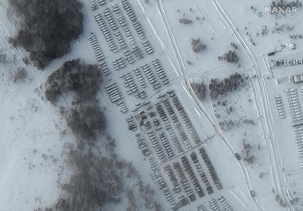 08-closer-view-of-additional-tanks-artillery-and-support-equipment-yelnya-russia-19jan2022-wv3.jpg 