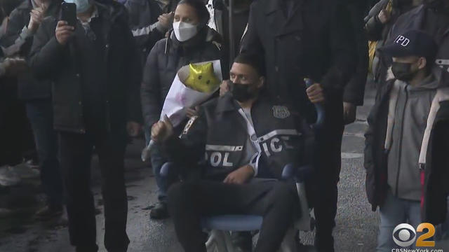 NYPD-Officer-Manuel-Soto-leaves-hospital.jpg 