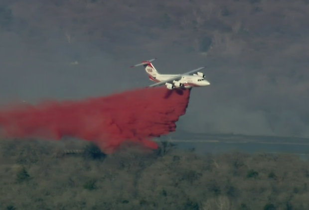 Plane drops fire retardant on Wise County grass fire 
