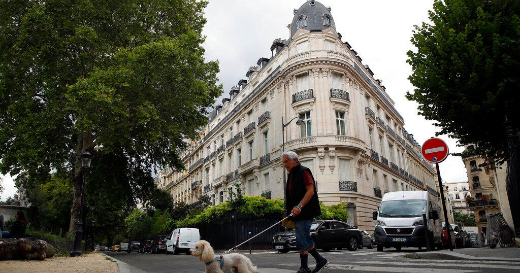 Modeling agent who was close to Jeffrey Epstein found dead in French ...