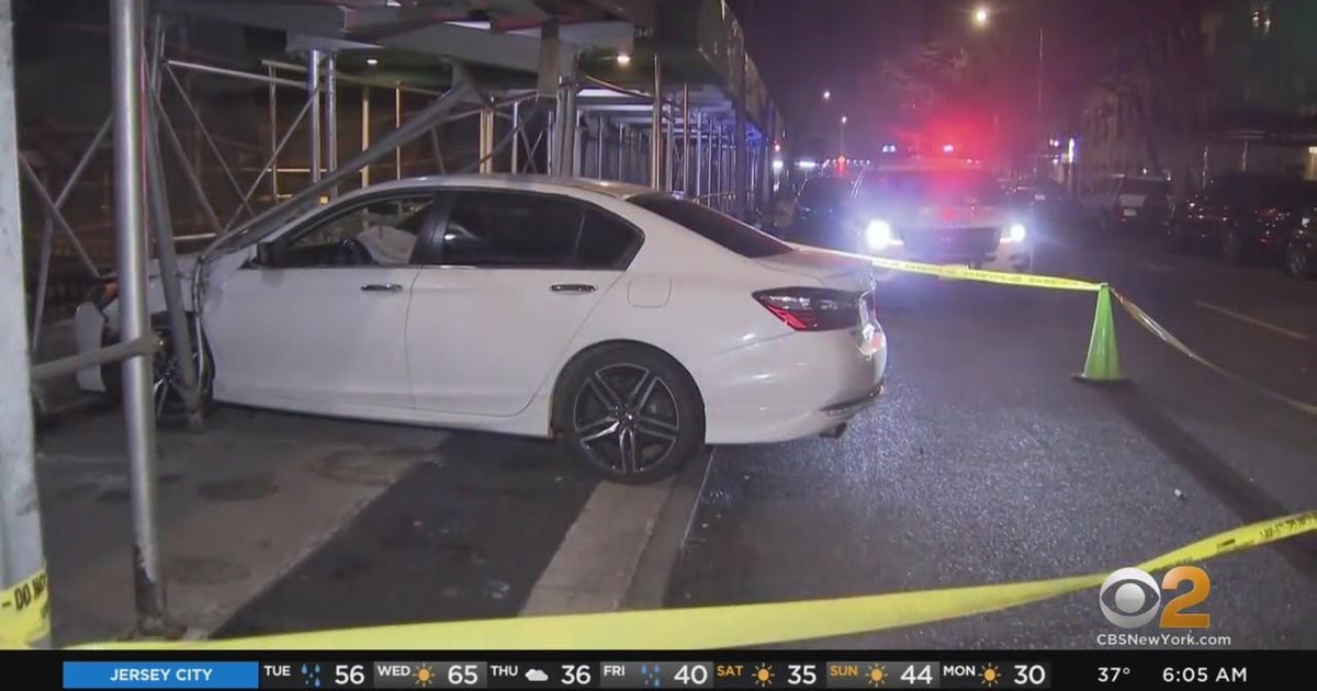 Driver crashes into scaffolding in Manhattan - CBS New York