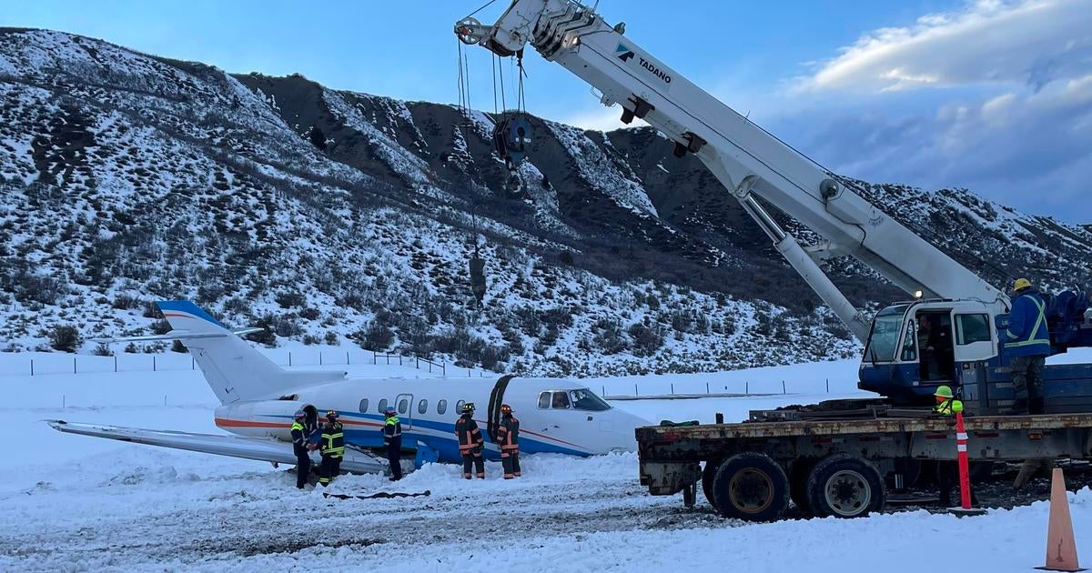 Plane Skids Off Runway At Aspen Airport CBS Colorado
