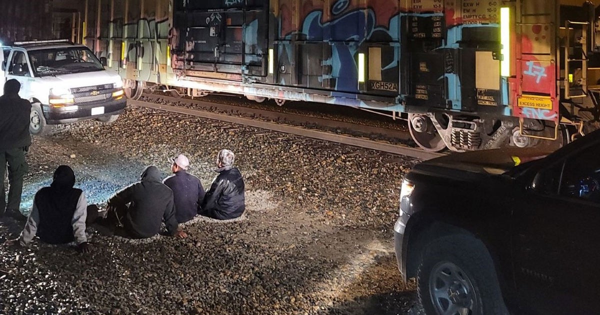 Train Hopping A Dangerous Trend At TexasMexico Border CBS Texas