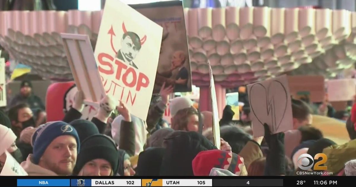 Hundreds protest Russia's invasion of Ukraine in Times Square - CBS New ...