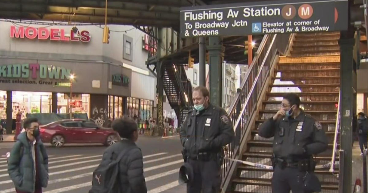 3 Teenagers, 1 Man Stabbed In Fight At Brooklyn Subway Station - CBS ...