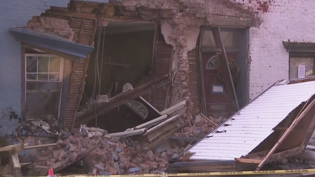 suv-into-staten-island-home.png 