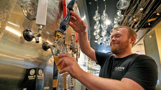 Bartender-pouring-beer.jpg 