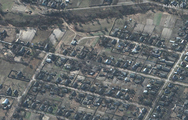 09-bomb-crater-in-residential-area-and-destroyed-homes-sukachi-ukraine-28feb2022-wv3.jpg 