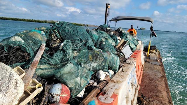 Barge-with-debris.jpg 