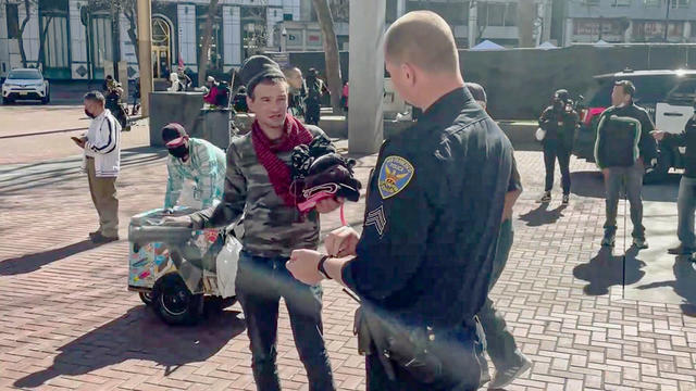 police-talk-tenderloin.jpg 