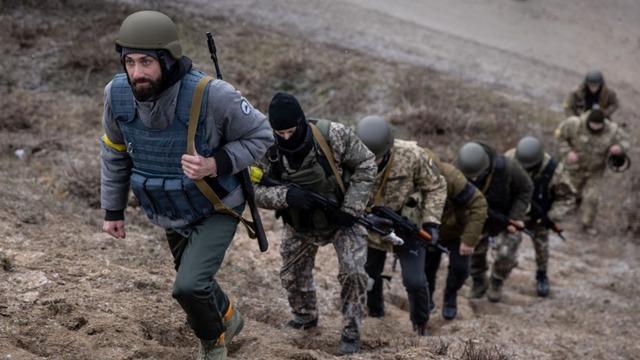 cbsn-fusion-ukraine-fortifies-kyiv-as-russia-continues-attacks-thumbnail-915871-640x360.jpg 