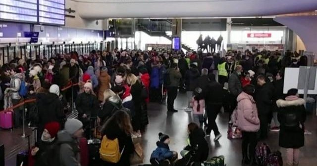 More than 1.5 million Ukrainian refugees flee to Poland - CBS News