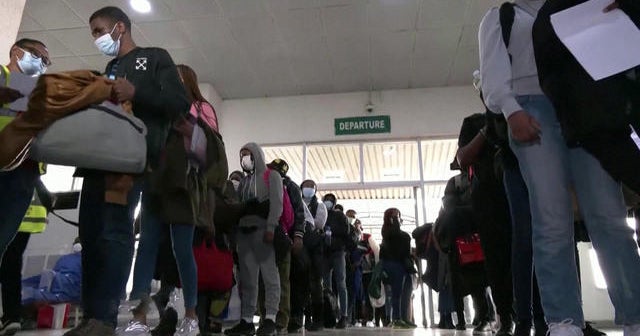 Black Ukraine refugees allege racism, discrimination - CBS News