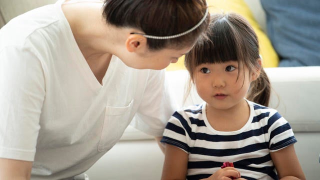 cbsn-fusion-psychotherapist-shares-tips-on-talking-to-kids-about-the-war-in-ukraine-thumbnail-927001-640x360.jpg 