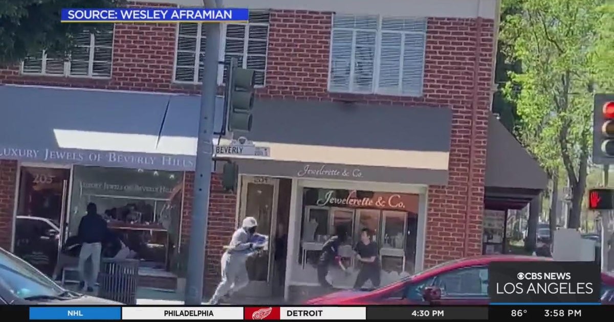 Smash-and-grab robbers hit Beverly Hills jewelry store - CBS Los Angeles