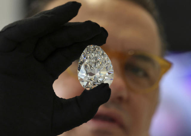 Dubai's Amazing Museum & Art Gallery Gets Record Breaking, Diamond