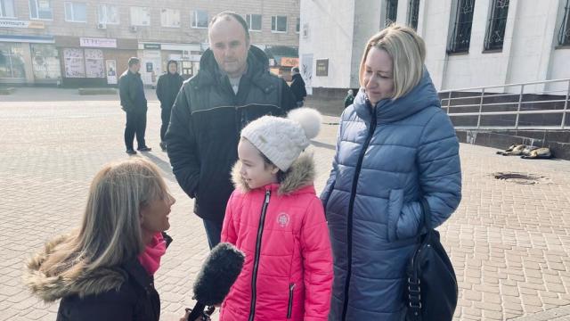 cbs-mariupol-displaced-family-patta.jpg 