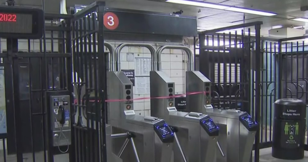 Police: Man stabbed after fight on subway in Harlem - CBS New York