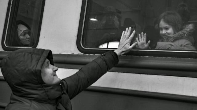 cbsn-fusion-ukraine-war-through-the-eyes-of-a-photojournalist-thumbnail-939975-640x360.jpg 