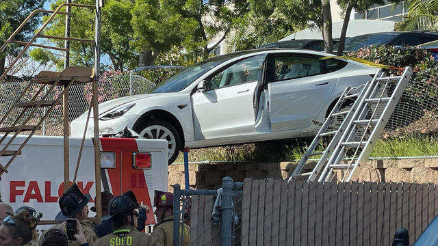 tesla-ambulance-crash.jpg 