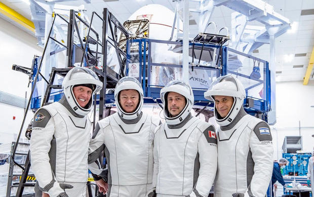 040322-crew-spacex-suits.jpg 