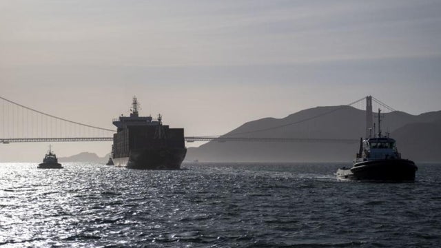 container-ship-towed-into-bay-uscg-photo.jpg 