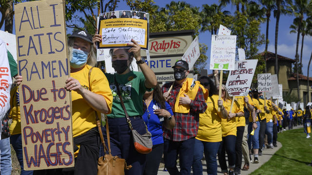 Grocery workers rally for higher pay, more staffing, better COVID-19 safeguards 