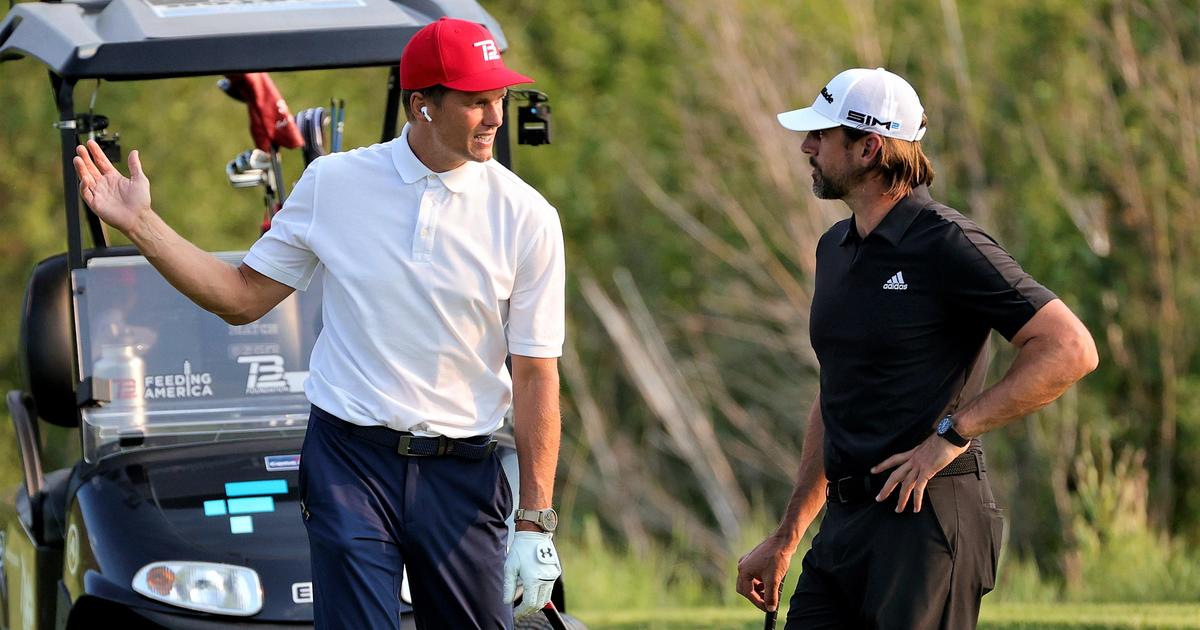 Aaron Rodgers to face Tom Brady, Mickelson in golf event 'The Match'