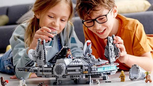 kids playing with star wars legos 