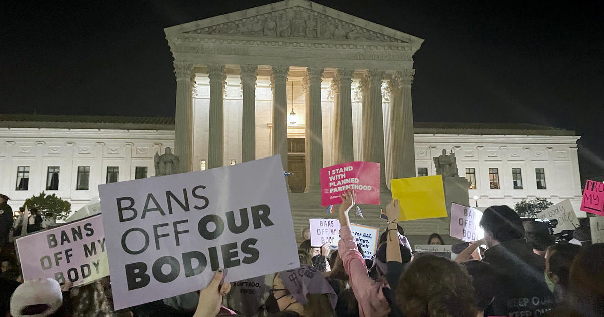 Leaked Draft Opinion Suggests Supreme Court May Overturn Roe V Wade Cbs News 